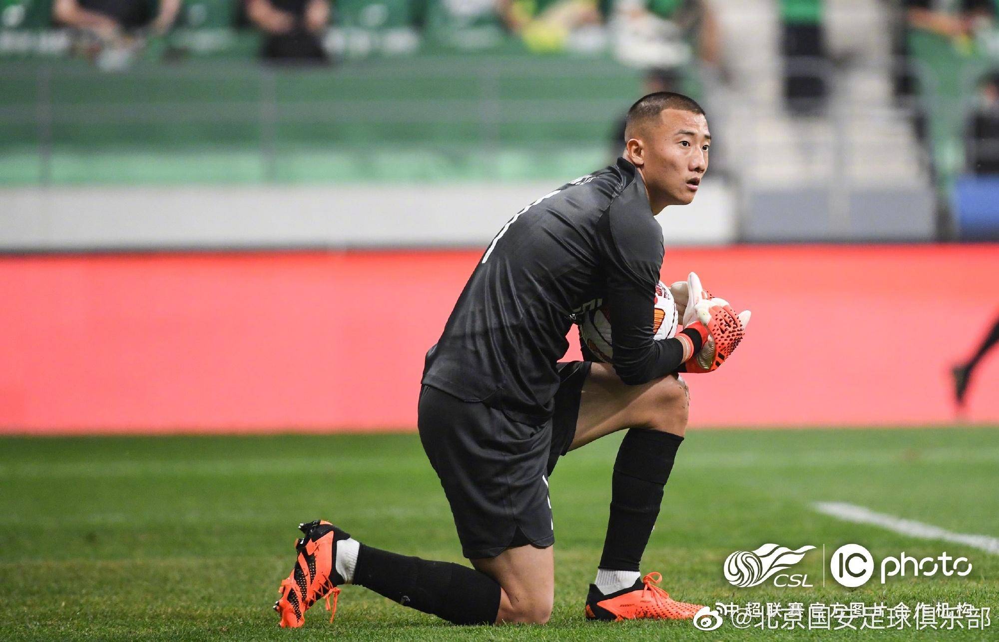 包含费耶诺德国际比赛日复出首秀；志在意甲名次提升；球迷炸锅；临场指挥获称赞的词条